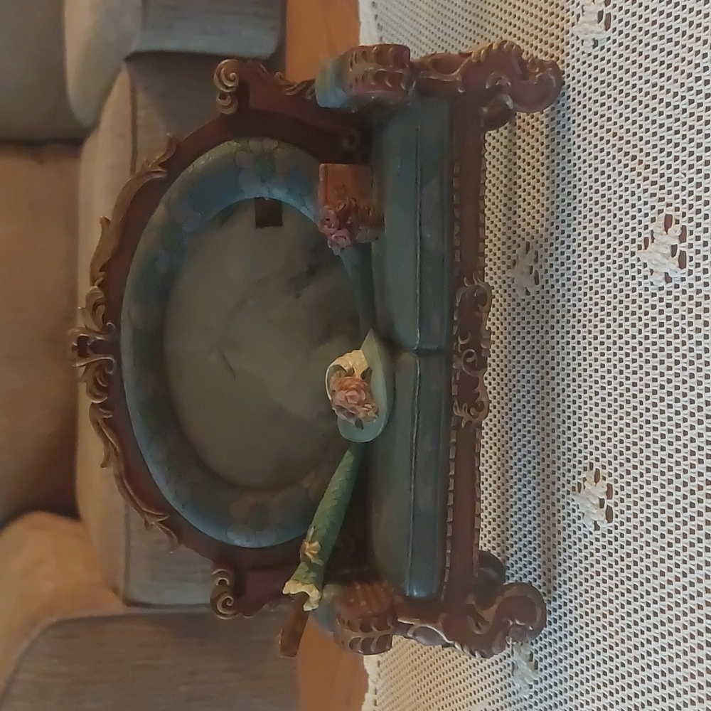 Victorian Style Loveseat Sofa Unique Picture Frame Holder